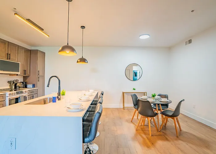 Walk To Westgate Pool Gym Parking Hot Tub Apartment *
