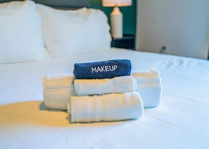 Walk To Westgate Pool Gym Parking Hot Tub Apartment *