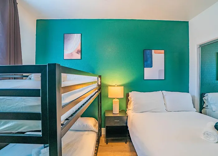Walk To Westgate Pool Gym Parking Hot Tub Apartment *
